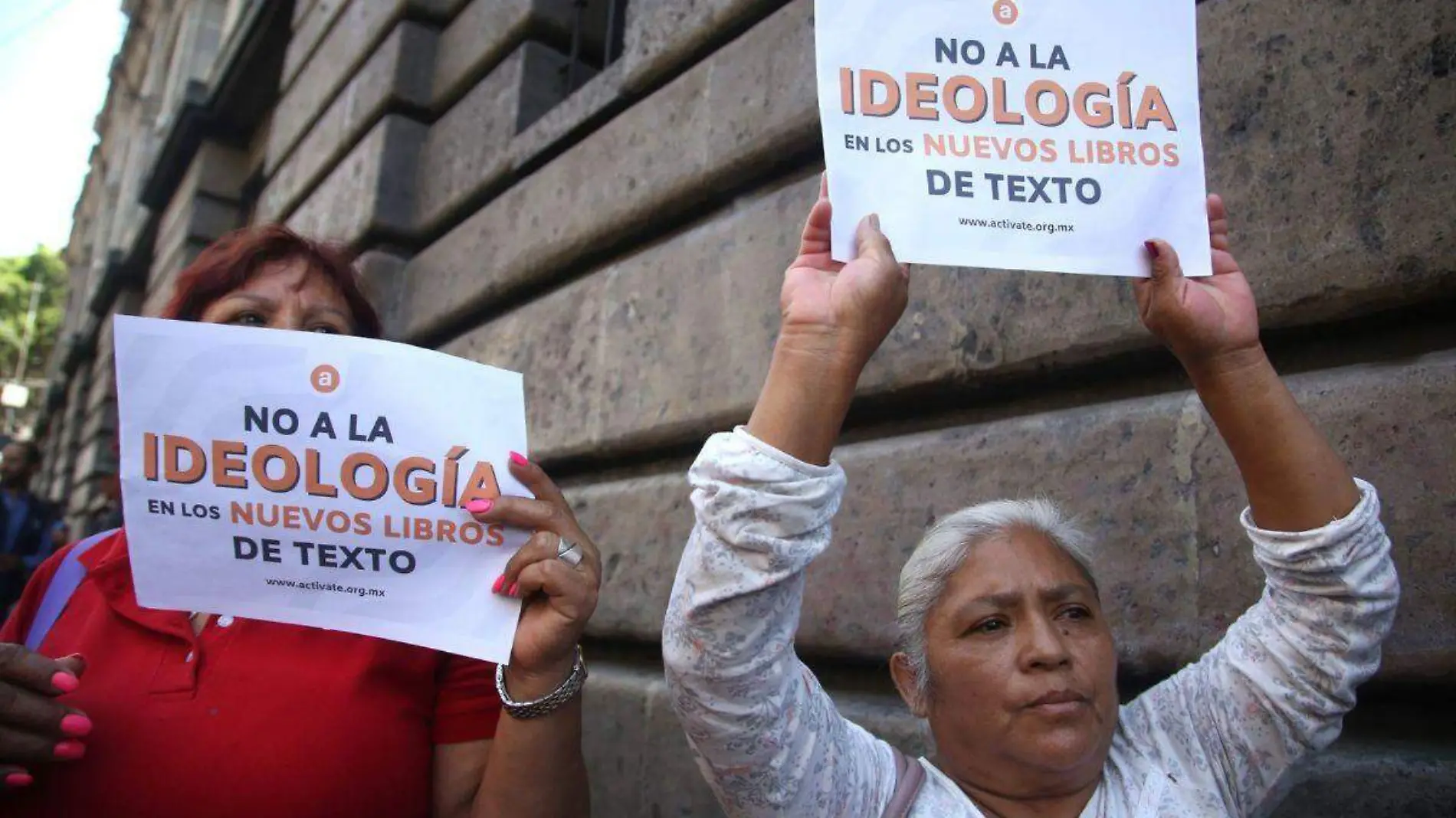 Protesta de Unión de Padres de Familia_libros de texto